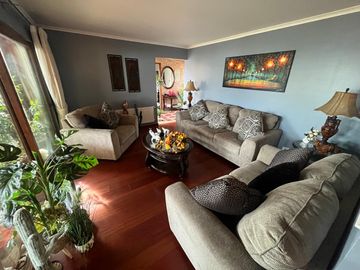 Bellísima Casa en Terreno de 1200 mts en Condominio Puertas del Viento, Maipú.
