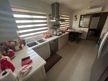 Bellísima Casa en Terreno de 1200 mts en Condominio Puertas del Viento, Maipú.