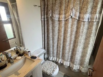 Bellísima Casa en Terreno de 1200 mts en Condominio Puertas del Viento, Maipú.