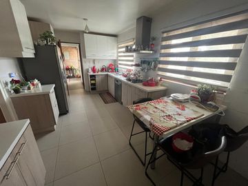 Bellísima Casa en Terreno de 1200 mts en Condominio Puertas del Viento, Maipú.
