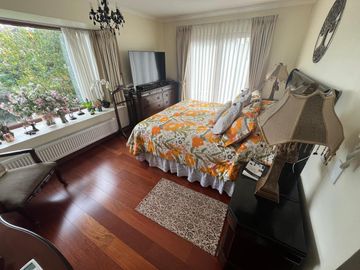 Bellísima Casa en Terreno de 1200 mts en Condominio Puertas del Viento, Maipú.