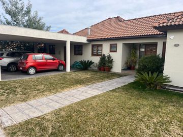 Bellísima Casa en Terreno de 1200 mts en Condominio Puertas del Viento, Maipú.