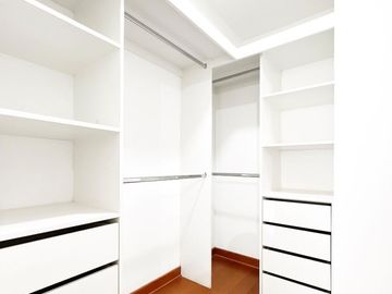 Venta  moderno Flat cerca al Jockey Plaza, Surco.