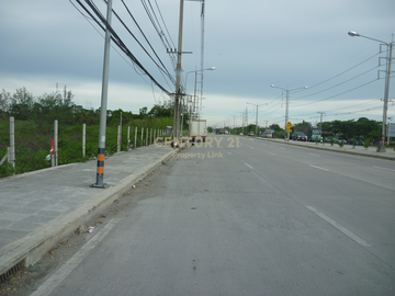 Empty land for sale Filled in and has a wide frontage next to the main road with an exit to the Bang Pakong River. Tha Sa-an Subdistrict Bang Pakong-C