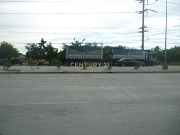 Empty land for sale Filled in and has a wide frontage next to the main road with an exit to the Bang Pakong River. Tha Sa-an Subdistrict Bang Pakong-C