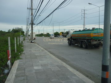 Empty land for sale Filled in and has a wide frontage next to the main road with an exit to the Bang Pakong River. Tha Sa-an Subdistrict Bang Pakong-C