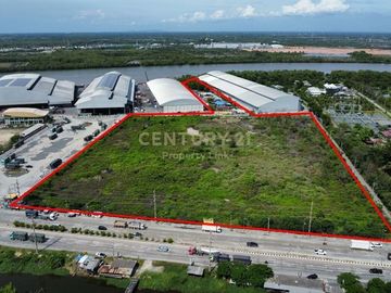 Empty land for sale Filled in and has a wide frontage next to the main road with an exit to the Bang Pakong River. Tha Sa-an Subdistrict Bang Pakong-C