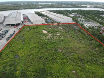 Empty land for sale Filled in and has a wide frontage next to the main road with an exit to the Bang Pakong River. Tha Sa-an Subdistrict Bang Pakong-C