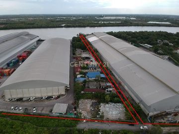 Empty land for sale Filled in and has a wide frontage next to the main road with an exit to the Bang Pakong River. Tha Sa-an Subdistrict Bang Pakong-C