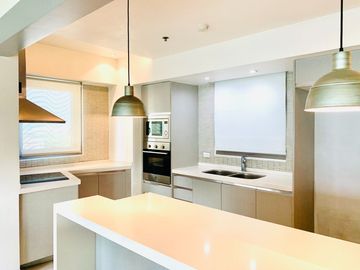 UPGRADED AND INTERIORED 2BR UNIT FOR SALE IN THE RESIDENCES AT GREENBELT