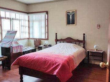 Amplia casa en venta en Puertas del Sol -  Cazhapata con área verde.