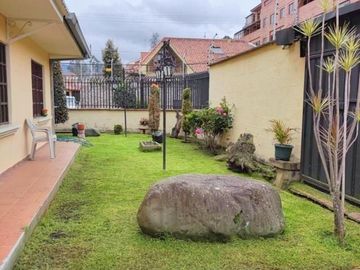 Amplia casa en venta en Puertas del Sol -  Cazhapata con área verde.