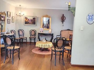 Amplia casa en venta en Puertas del Sol -  Cazhapata con área verde.