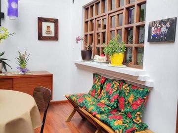 Amplia casa en venta en Puertas del Sol -  Cazhapata con área verde.
