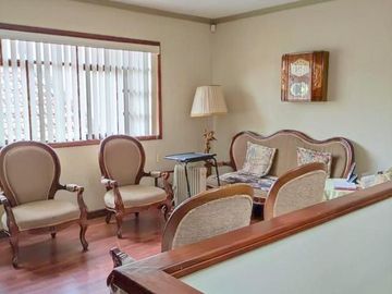 Amplia casa en venta en Puertas del Sol -  Cazhapata con área verde.
