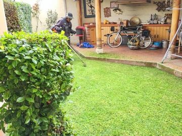 Amplia casa en venta en Puertas del Sol -  Cazhapata con área verde.