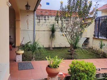 Amplia casa en venta en Puertas del Sol -  Cazhapata con área verde.