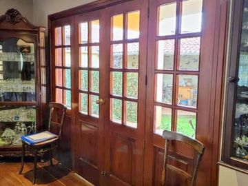 Amplia casa en venta en Puertas del Sol -  Cazhapata con área verde.