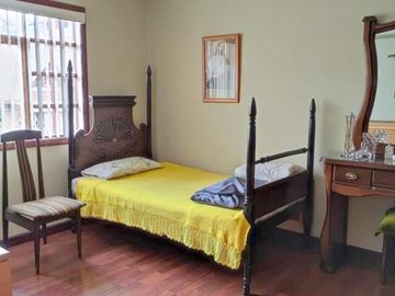 Amplia casa en venta en Puertas del Sol -  Cazhapata con área verde.