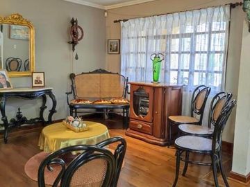 Amplia casa en venta en Puertas del Sol -  Cazhapata con área verde.