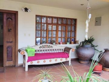 Amplia casa en venta en Puertas del Sol -  Cazhapata con área verde.