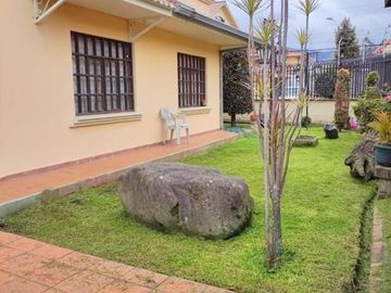 Amplia casa en venta en Puertas del Sol -  Cazhapata con área verde.