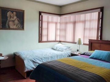 Amplia casa en venta en Puertas del Sol -  Cazhapata con área verde.