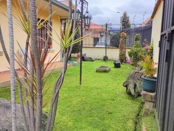 Amplia casa en venta en Puertas del Sol -  Cazhapata con área verde.