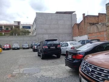 Casa Comercial de venta en Cuenca con parqueadero público en pleno centro histórico excelente rentabilidad