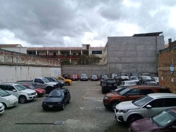 Casa Comercial de venta en Cuenca con parqueadero público en pleno centro histórico excelente rentabilidad