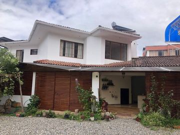 Casa en venta frente al Hipervalle