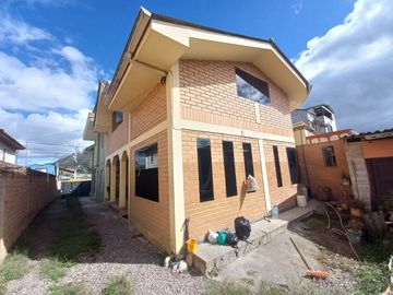 TERRENO COMERCIAL EN VENTA, CON TRES CASAS Y UN LOCAL COMERCIAL EN LA AV. LOJA, SECTOR: EL TIEMPO