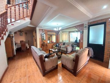 TERRENO COMERCIAL EN VENTA, CON TRES CASAS Y UN LOCAL COMERCIAL EN LA AV. LOJA, SECTOR: EL TIEMPO