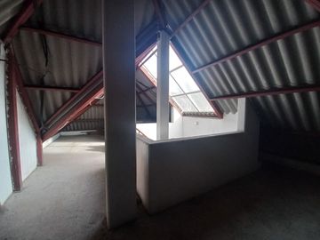 TERRENO COMERCIAL EN VENTA, CON TRES CASAS Y UN LOCAL COMERCIAL EN LA AV. LOJA, SECTOR: EL TIEMPO