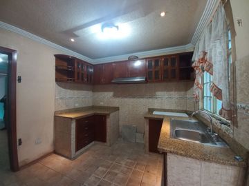 TERRENO COMERCIAL EN VENTA, CON TRES CASAS Y UN LOCAL COMERCIAL EN LA AV. LOJA, SECTOR: EL TIEMPO