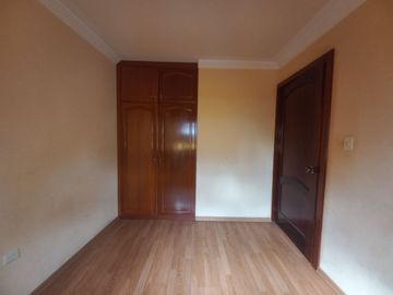 TERRENO COMERCIAL EN VENTA, CON TRES CASAS Y UN LOCAL COMERCIAL EN LA AV. LOJA, SECTOR: EL TIEMPO