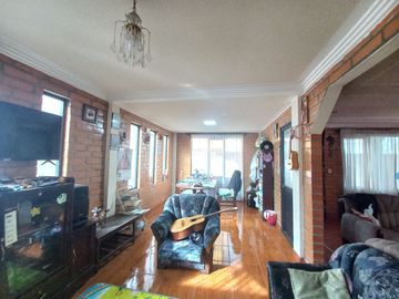 TERRENO COMERCIAL EN VENTA, CON TRES CASAS Y UN LOCAL COMERCIAL EN LA AV. LOJA, SECTOR: EL TIEMPO
