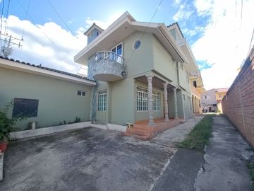 TERRENO COMERCIAL EN VENTA, CON TRES CASAS Y UN LOCAL COMERCIAL EN LA AV. LOJA, SECTOR: EL TIEMPO