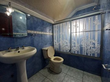 TERRENO COMERCIAL EN VENTA, CON TRES CASAS Y UN LOCAL COMERCIAL EN LA AV. LOJA, SECTOR: EL TIEMPO