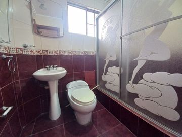 TERRENO COMERCIAL EN VENTA, CON TRES CASAS Y UN LOCAL COMERCIAL EN LA AV. LOJA, SECTOR: EL TIEMPO