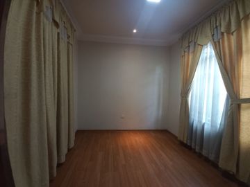 TERRENO COMERCIAL EN VENTA, CON TRES CASAS Y UN LOCAL COMERCIAL EN LA AV. LOJA, SECTOR: EL TIEMPO