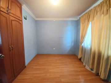 TERRENO COMERCIAL EN VENTA, CON TRES CASAS Y UN LOCAL COMERCIAL EN LA AV. LOJA, SECTOR: EL TIEMPO