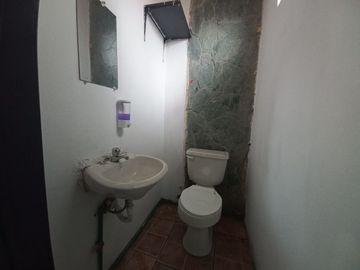 TERRENO COMERCIAL EN VENTA, CON TRES CASAS Y UN LOCAL COMERCIAL EN LA AV. LOJA, SECTOR: EL TIEMPO