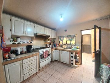 TERRENO COMERCIAL EN VENTA, CON TRES CASAS Y UN LOCAL COMERCIAL EN LA AV. LOJA, SECTOR: EL TIEMPO