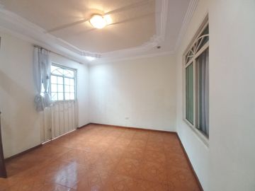 TERRENO COMERCIAL EN VENTA, CON TRES CASAS Y UN LOCAL COMERCIAL EN LA AV. LOJA, SECTOR: EL TIEMPO