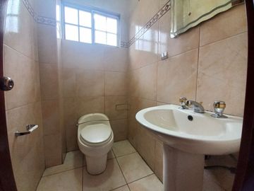 TERRENO COMERCIAL EN VENTA, CON TRES CASAS Y UN LOCAL COMERCIAL EN LA AV. LOJA, SECTOR: EL TIEMPO