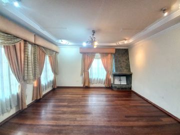 TERRENO COMERCIAL EN VENTA, CON TRES CASAS Y UN LOCAL COMERCIAL EN LA AV. LOJA, SECTOR: EL TIEMPO