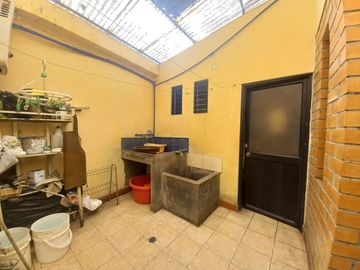 TERRENO COMERCIAL EN VENTA, CON TRES CASAS Y UN LOCAL COMERCIAL EN LA AV. LOJA, SECTOR: EL TIEMPO