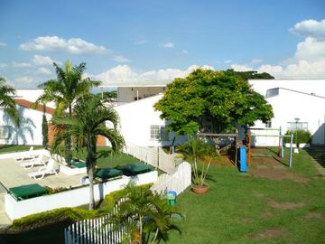 VENDO ESTRATEGICA CASA UN PISO EN CONDOMINIO CONTIGUO COLEGIO ALEMAN