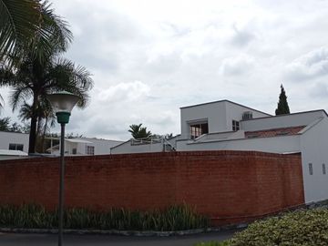 VENDO ESTRATEGICA CASA UN PISO EN CONDOMINIO CONTIGUO COLEGIO ALEMAN